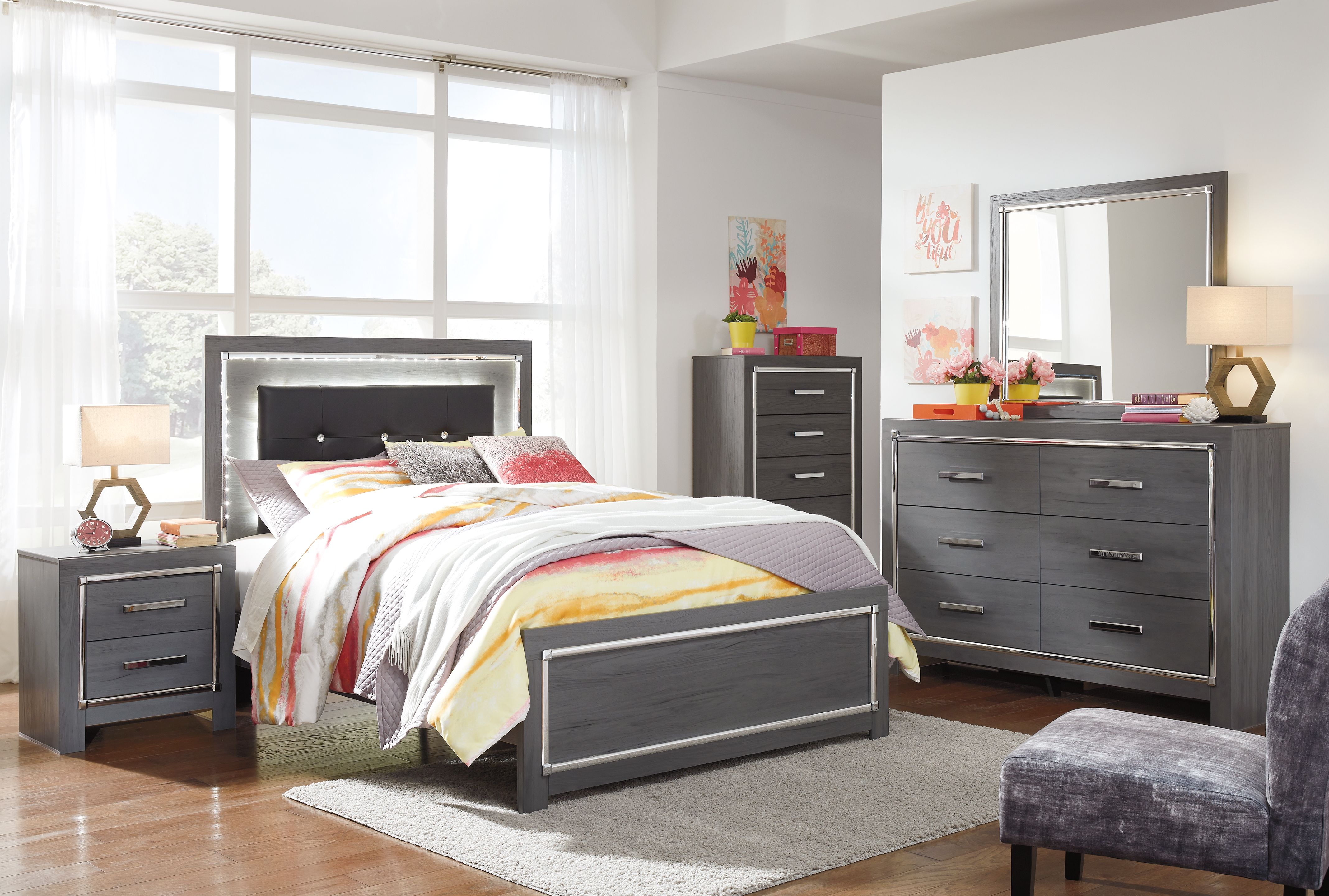 Lodanna - 6 Pc. - Dresser, Mirror, Chest, Full Panel Bed - Gray