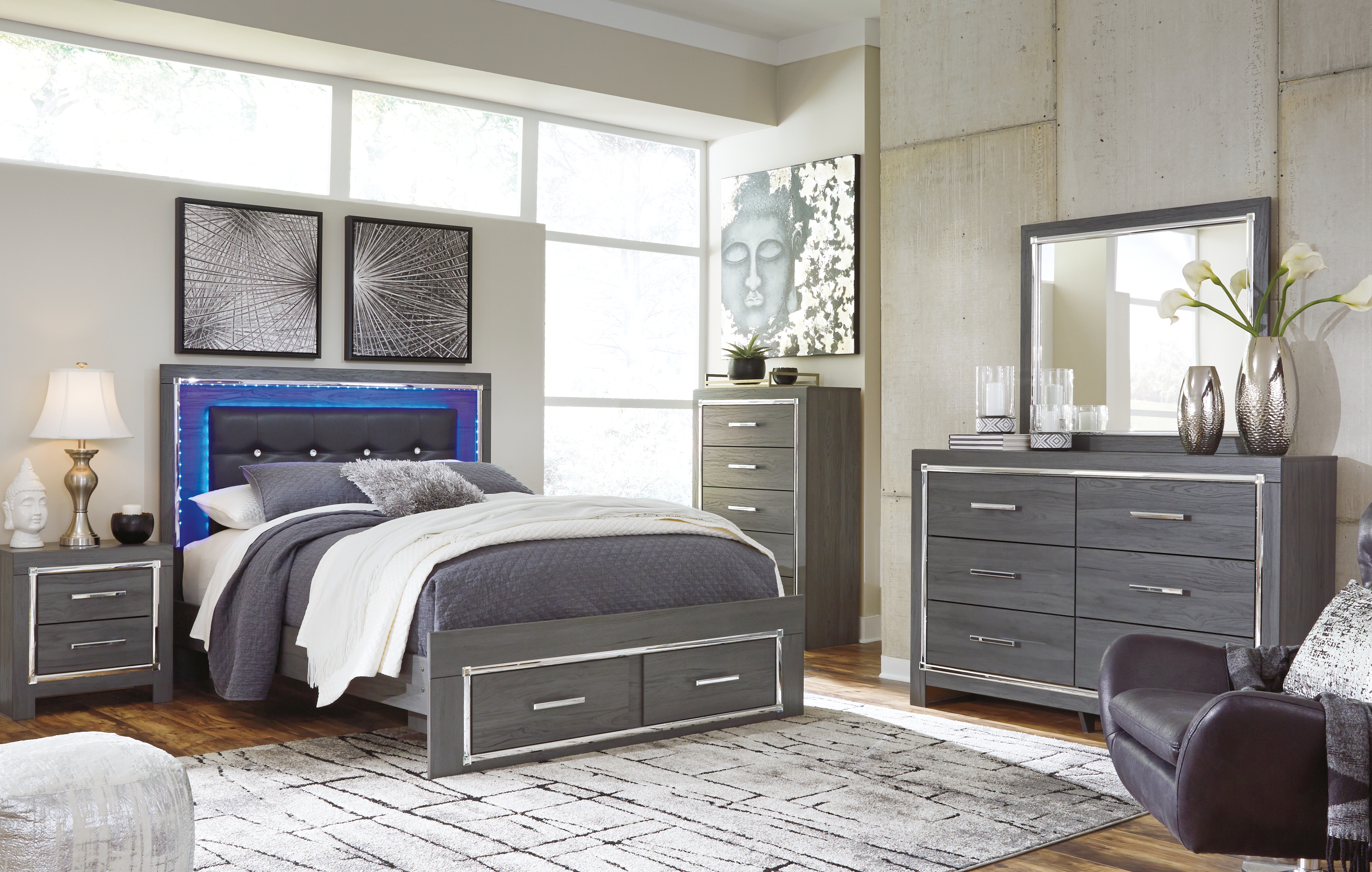 Lodanna - 6 Pc. - Dresser, Mirror, Chest, Queen Panel Bed with 2 Storage Drawers - Gray