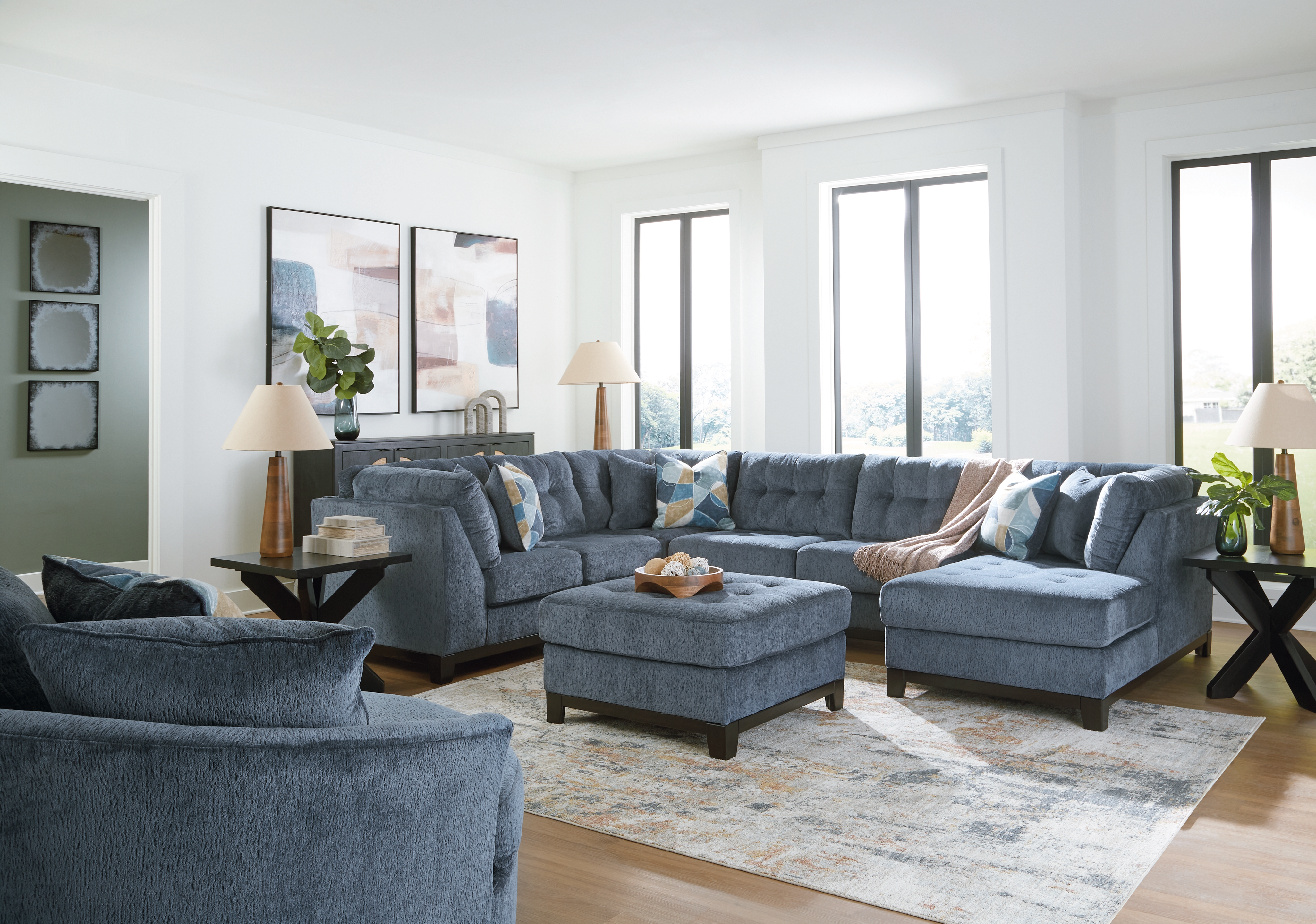 Maxon Place - 5 Pc. - 3-Piece Sectional With Raf Corner Chaise, Chair, Ottoman - Navy