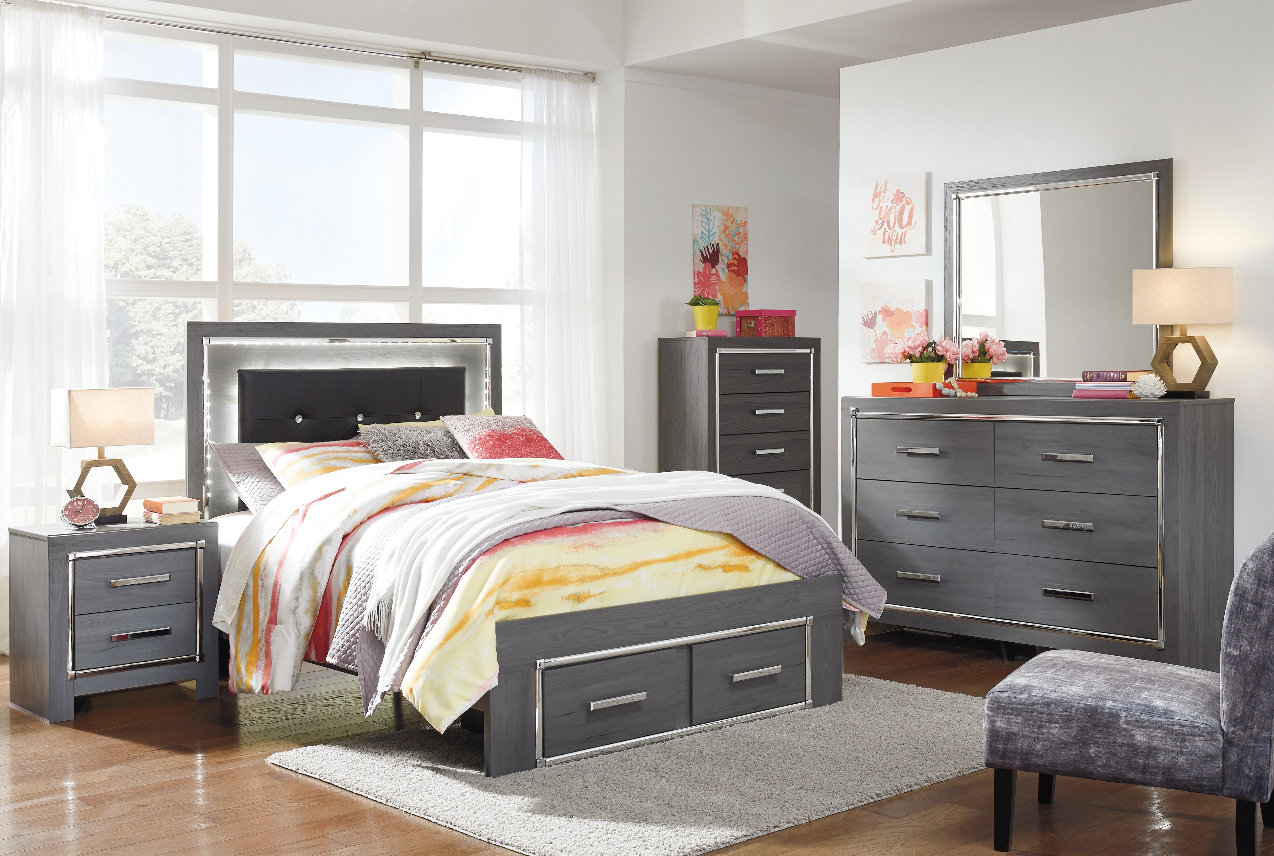 Lodanna - 6 Pc. - Dresser, Mirror, Chest, Full Panel Bed with 2 Storage Drawers - Gray