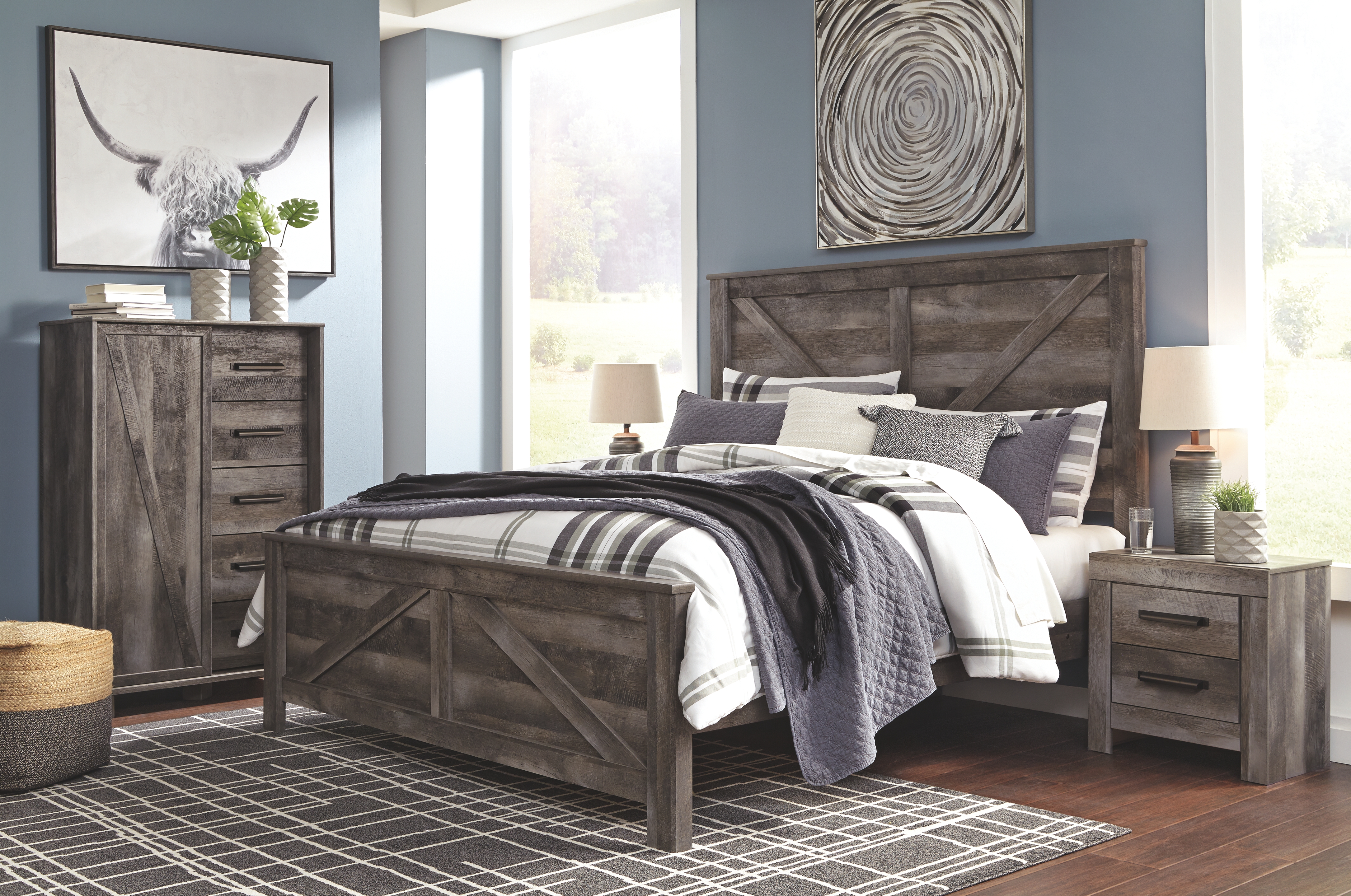 Wynnlow - 5 Pc. - King Crossbuck Panel Bed, 2 Nightstands - Gray