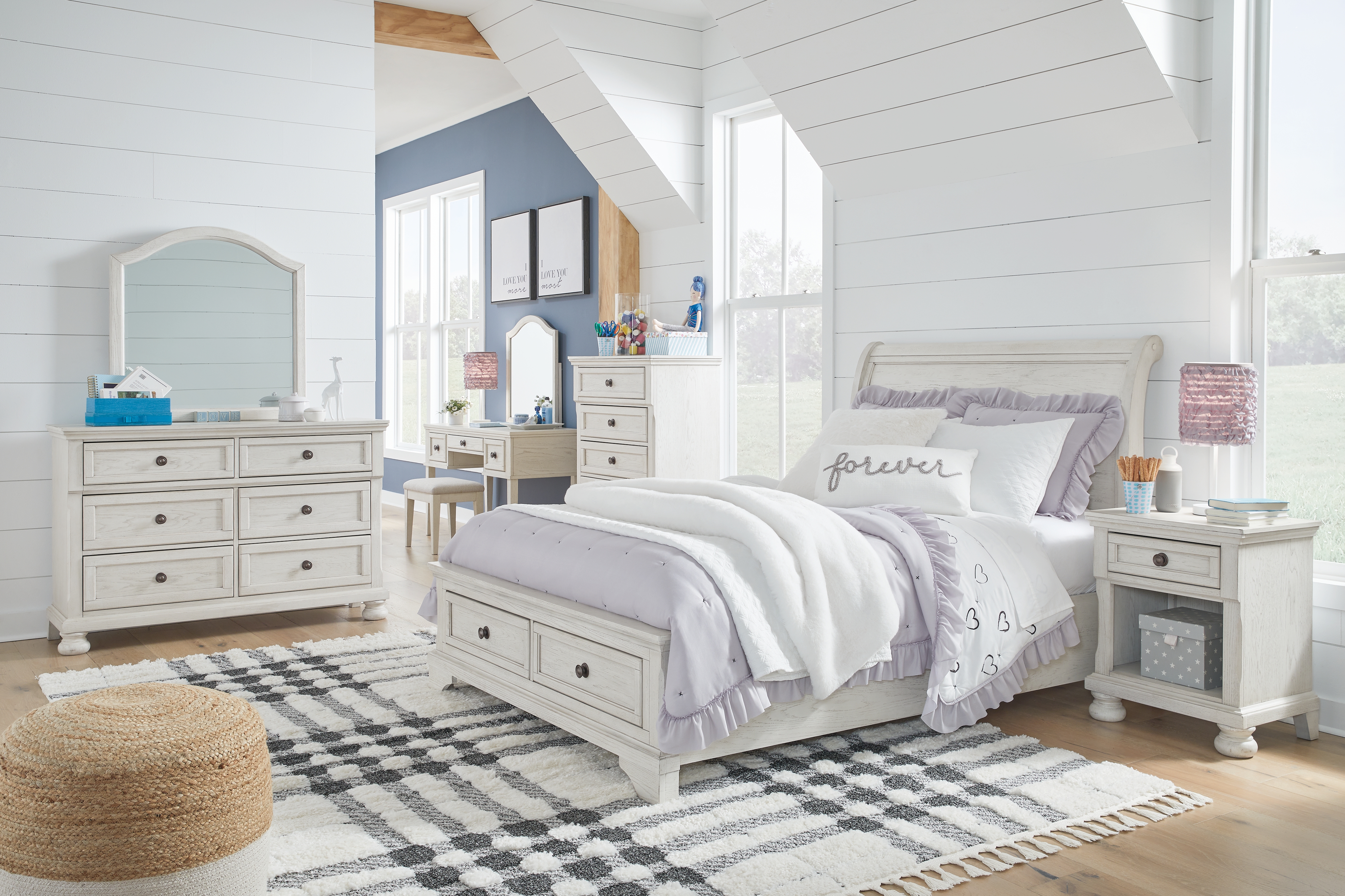 Robbinsdale - 10 Pc. - Dresser, Mirror, Chest, Full Sleigh Storage Bed, 2 Nightstands, Vanity Set - Antique White