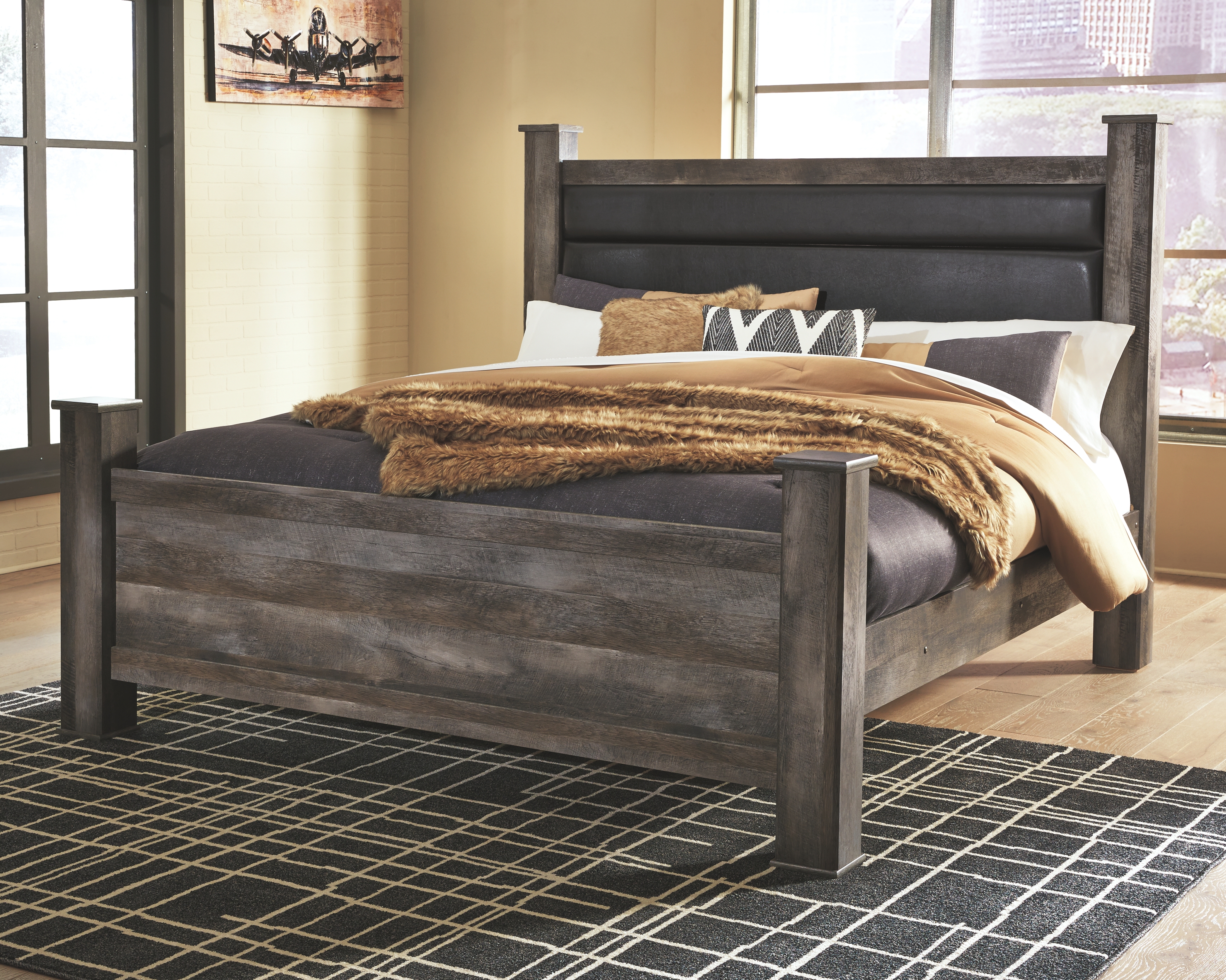 Wynnlow - King Upholstered Poster Bed - Gray