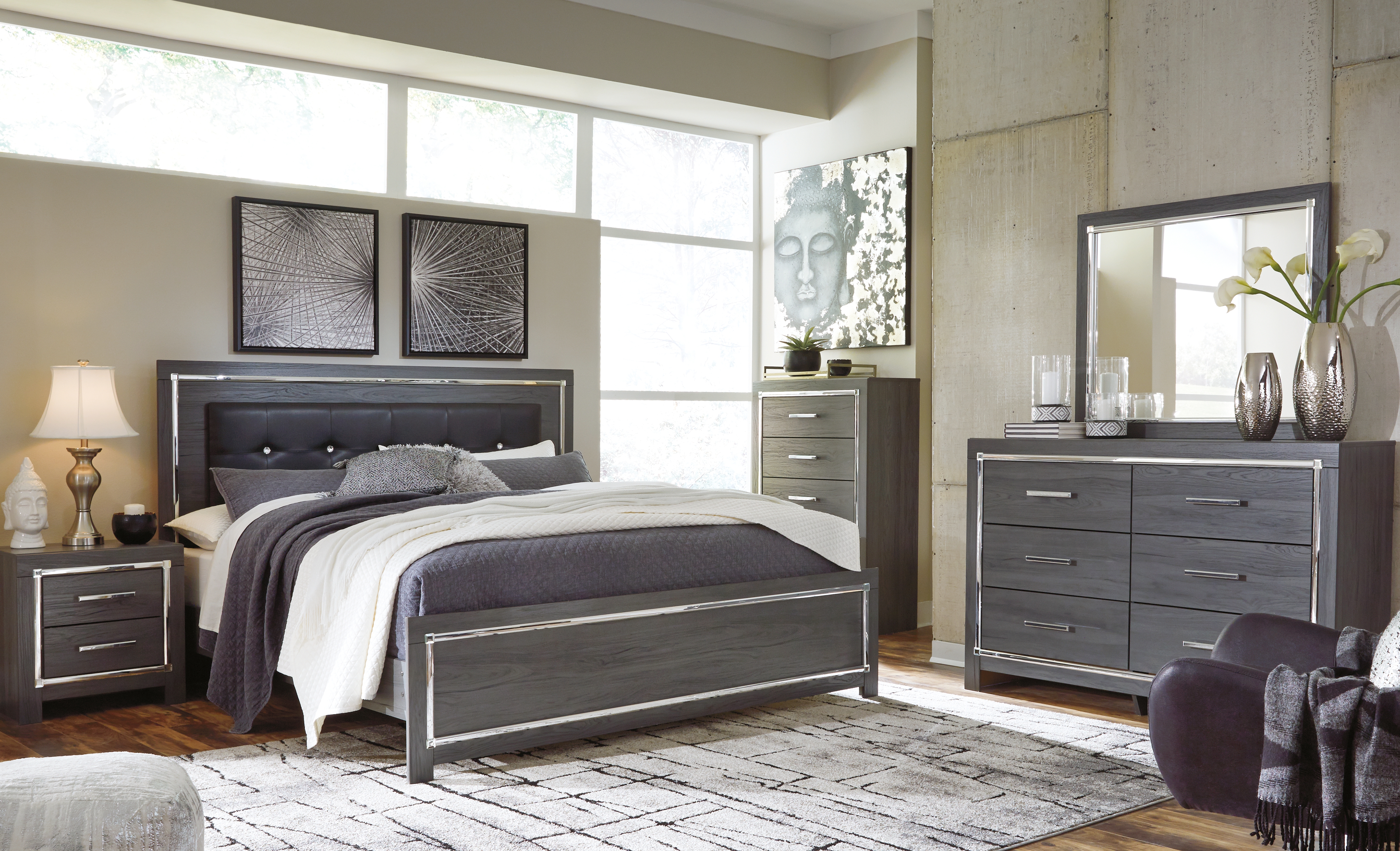 Lodanna - 6 Pc. - Dresser, Mirror, Chest, King Panel Bed - Gray