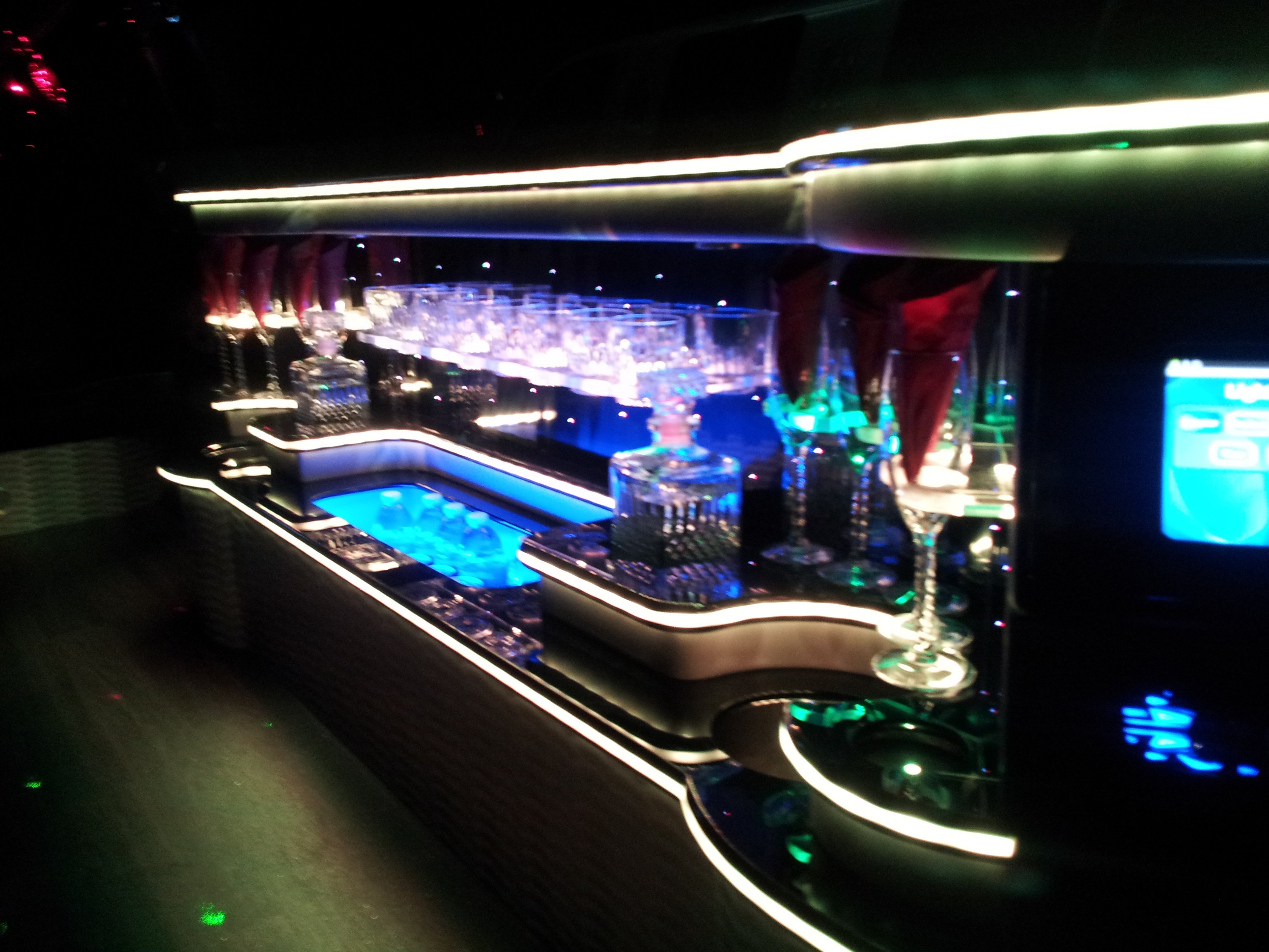 10 Passenger SUV Limo With Bar