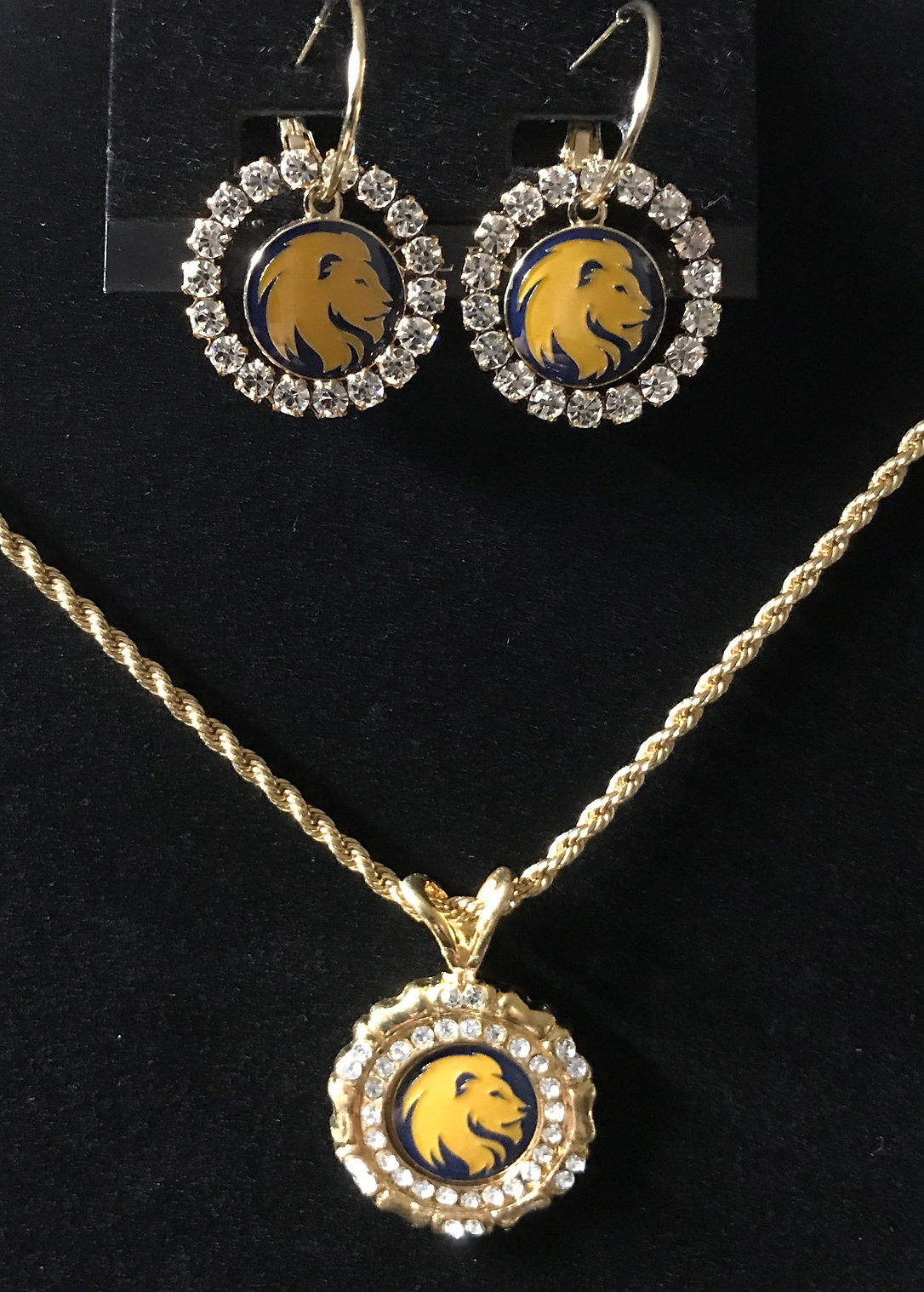 Lions Head Medallion with  Full Set shown $179