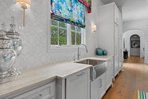 white and grey patterned kitchen backsplash tile