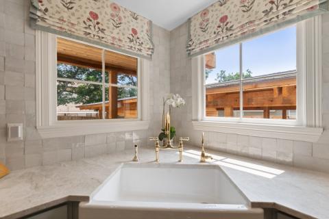 corner kitchen sink with tile backsplash